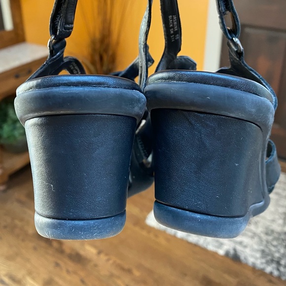 Earth Black wedge leather sandals size 9 - Picture 4 of 10